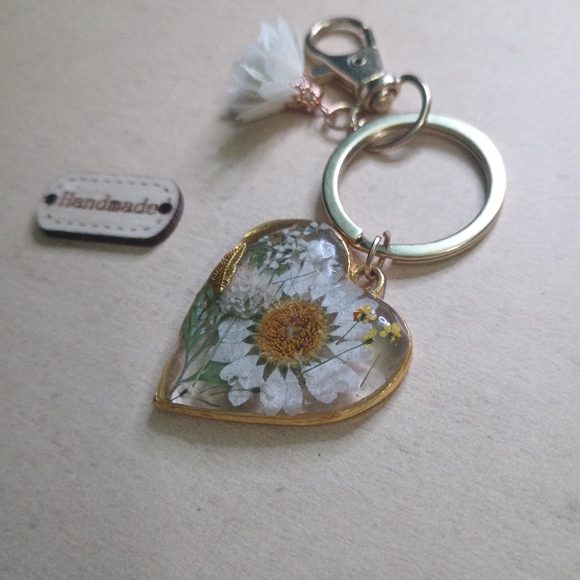 New- Dried Flower Heart Keychain - Picture 4 of 5